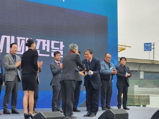 남기정(오른쪽) GS네오텍 대표가 북당진-신탕정 송전선로 건설 준공식에서 한전으로부터 감사패를 받고 있다. GS네오텍 제공